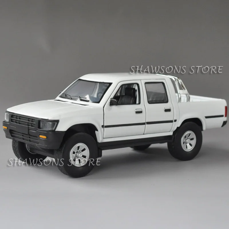 Литой металл 1:32 Модель автомобиля игрушки Toyota Hilux SUV оттяните назад Реплика звук и свет