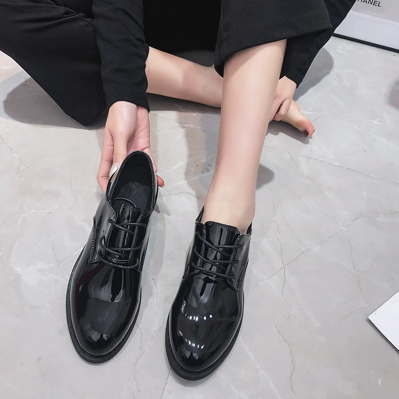 Маленькие черные кожаные туфли на шнуровке женская обувь на толстой подошве для студентов, Студенческая обувь на плоской подошве, 2 предмета в комплекте, повседневные броги с круглым носком, брендовые корейские оксфорды