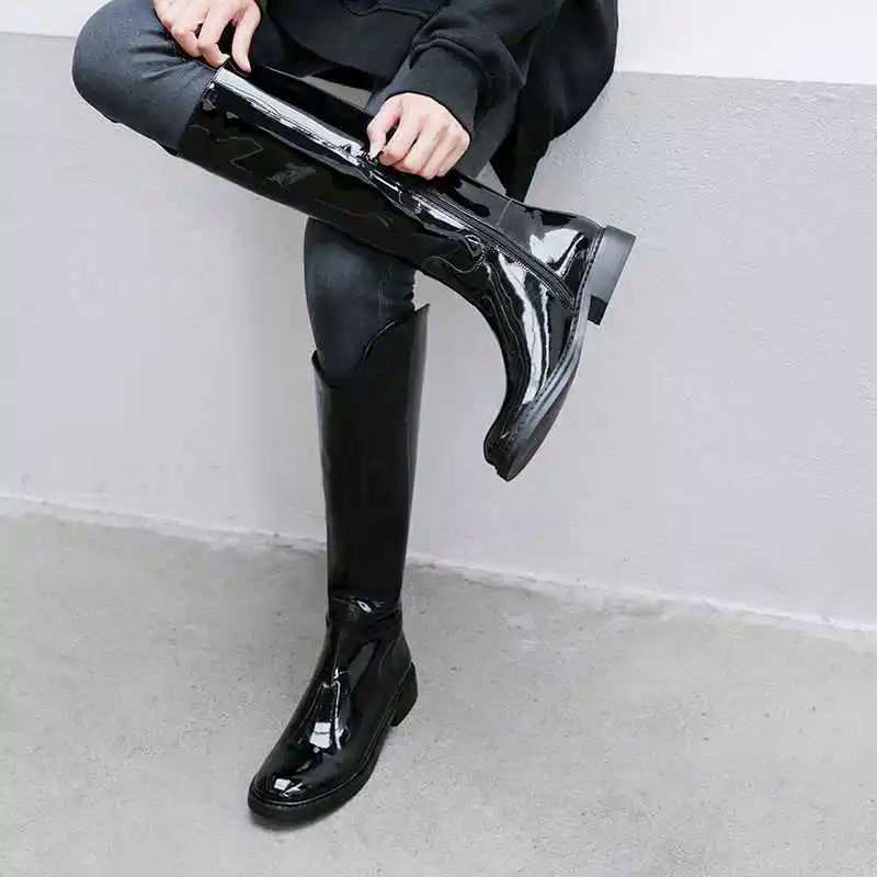 Krazing pot/«гармошкой», из тисненой коровьей кожи Сапоги выше колена необычного дизайна, женская обувь с круглым носком, низким каблуки, модель модная сапоги-гладиаторы высотой до бедер l16 - Цвет: black patent