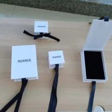 Производство изготовленный на заказ печатный логотип роскошный жесткий картон коробки подарочная упаковка бумажная коробка с шелковой лентой закрытия