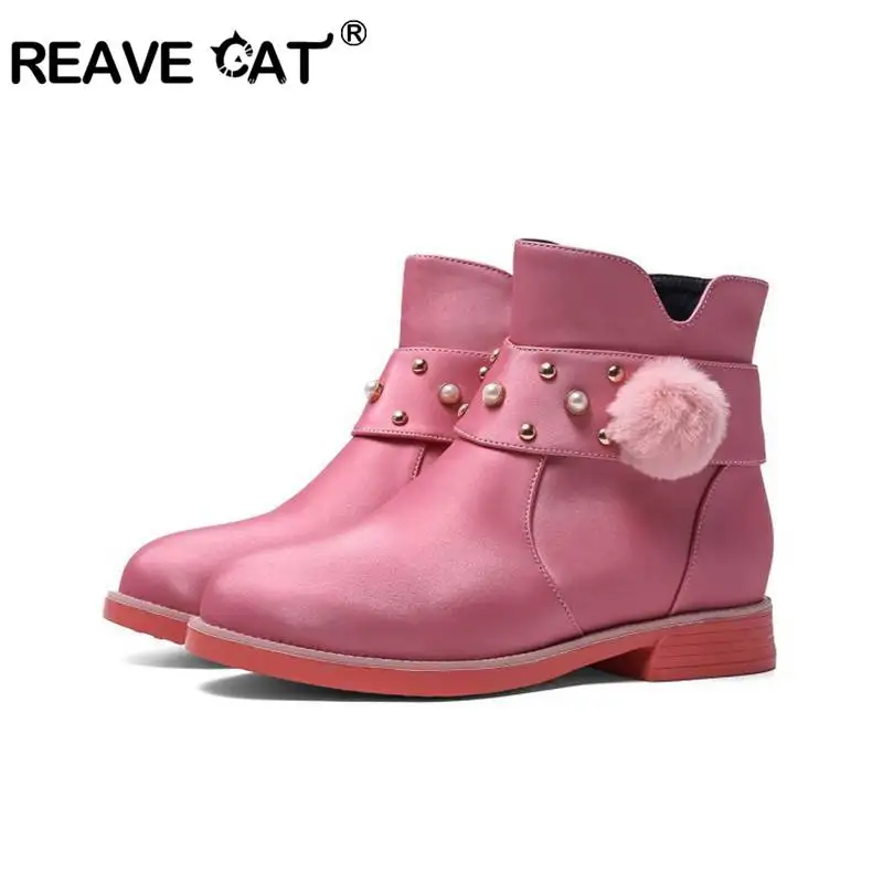 REAVE CAT/зимние женские ботильоны из искусственной кожи, с круглым носком, на квадратном каблуке, с металлическим украшением, на плоской подошве, на молнии, Размеры 26-39
