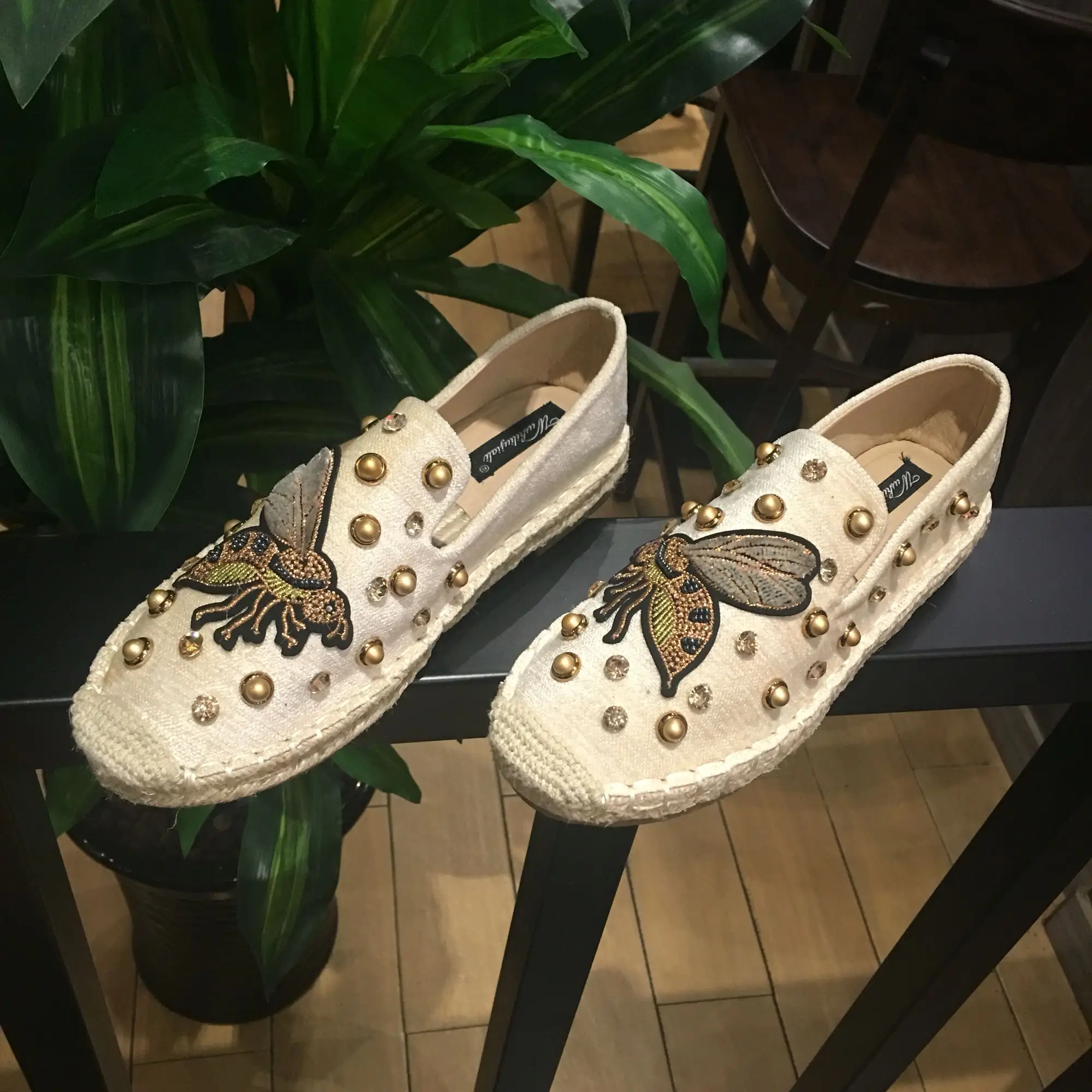 Женская обувь на плоской подошве; коллекция года; сезон весна; обувь в рыбацком стиле с заклепками и вышивкой пчелы; обувь на плоской подошве для беременных женщин; тонкие туфли для женщин и девушек