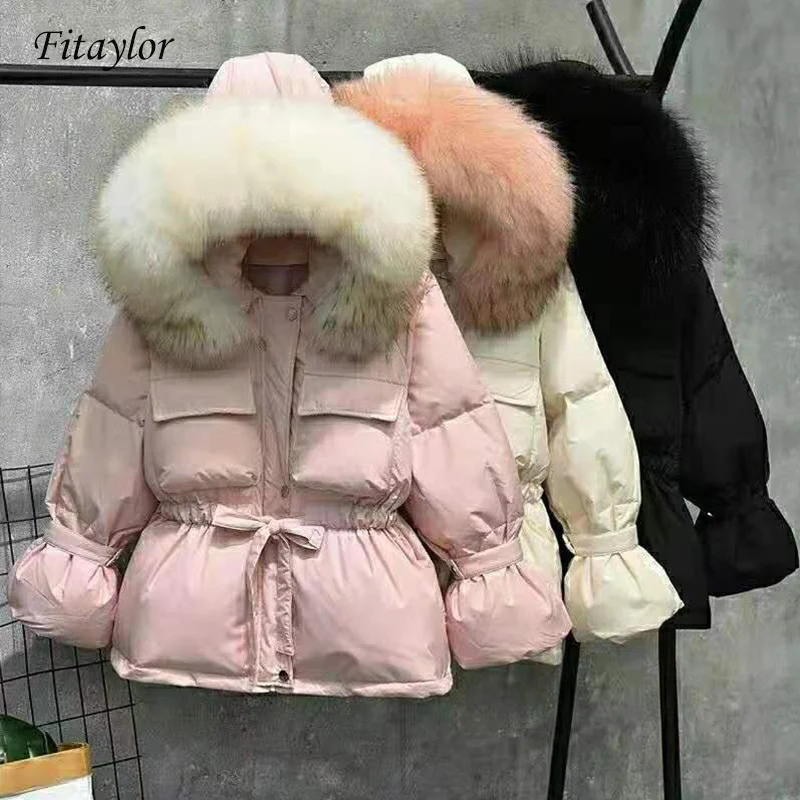 Goedkoop Fitaylor Grote Natuurlijke Wasbeer Bont Winter Jas Vrouwen 90% Witte Eendendons Jassen Dikke Warme Parka Sash Tie Up Korte sneeuw Jas