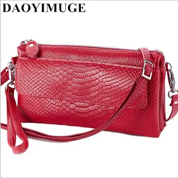 

One shoulder inclined shoulder bag Ms serpentine hand bag Leather worn across multiple packets Fashion hand caught