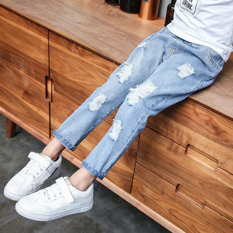 Новинка года; рваные детские джинсы для девочек и мальчиков; сезон весна-осень; джинсы для девочек; джинсовые штаны для малышей; спортивные детские джинсы