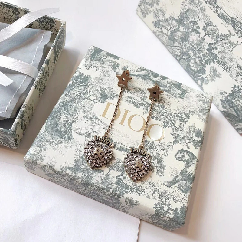 

Light luxury recommends the new five-pointed star bee tassel heart earrings with vintage copper letters heart shaped earrings