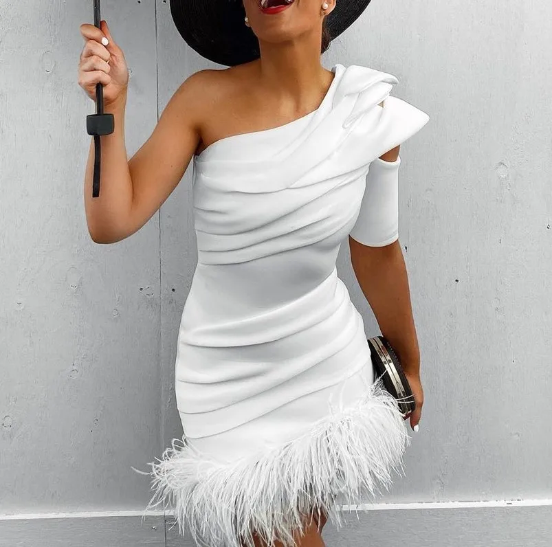 Бандажные платья белое элегантное платье с одним открытым плечом и перьями