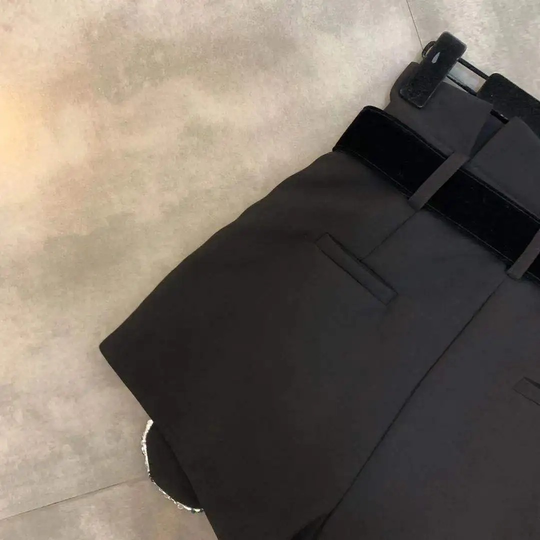 Новинка года; сезон осень; плиссированный пояс с блестками; шорты с высокой талией