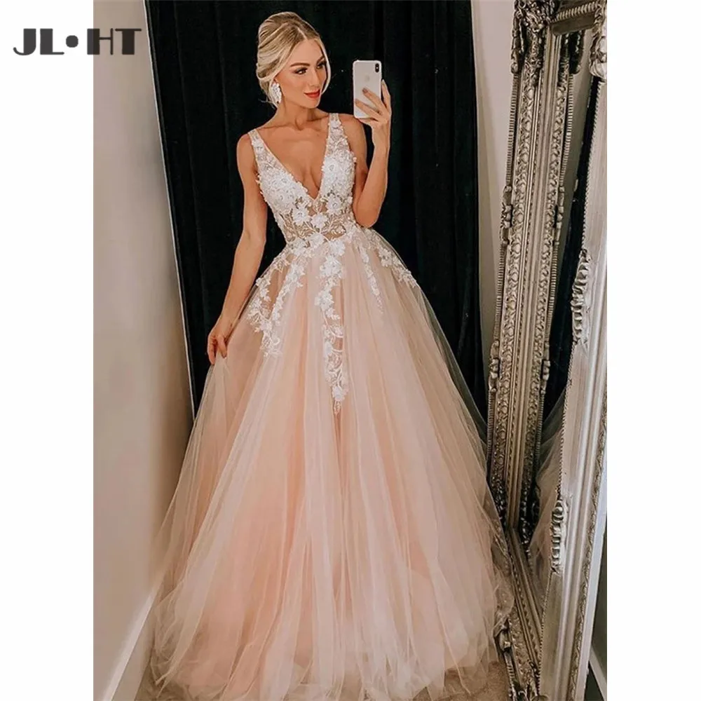 Puffy Vintage Prom Gown with Lace Appliques Evening Dresses V-Neck Tiered Tulle Formal Party Dress Prom Gown
