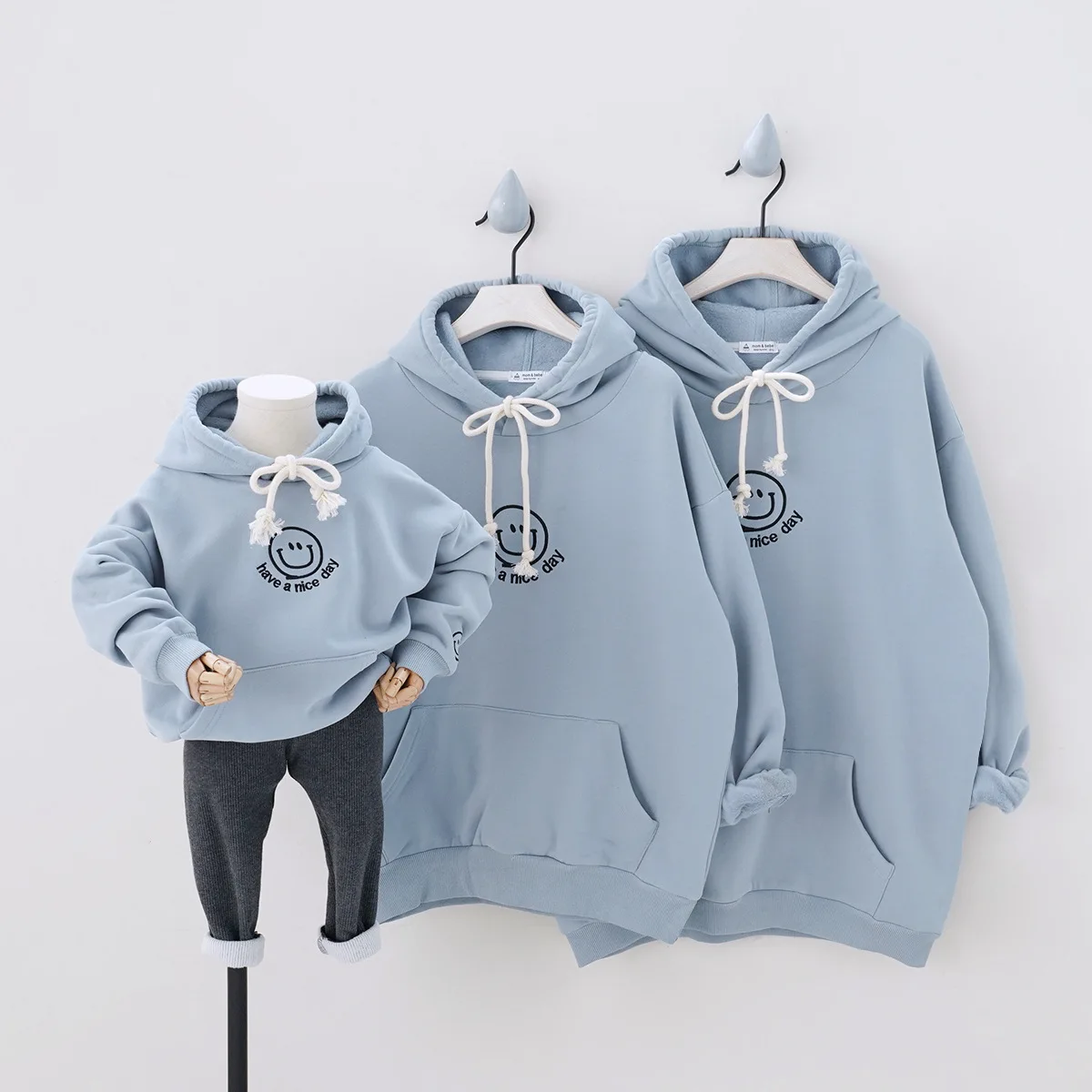 Зимняя детская одежда теплые флисовые Семейные комплекты с подкладкой свитера с капюшоном и вышивкой для родителей и детей