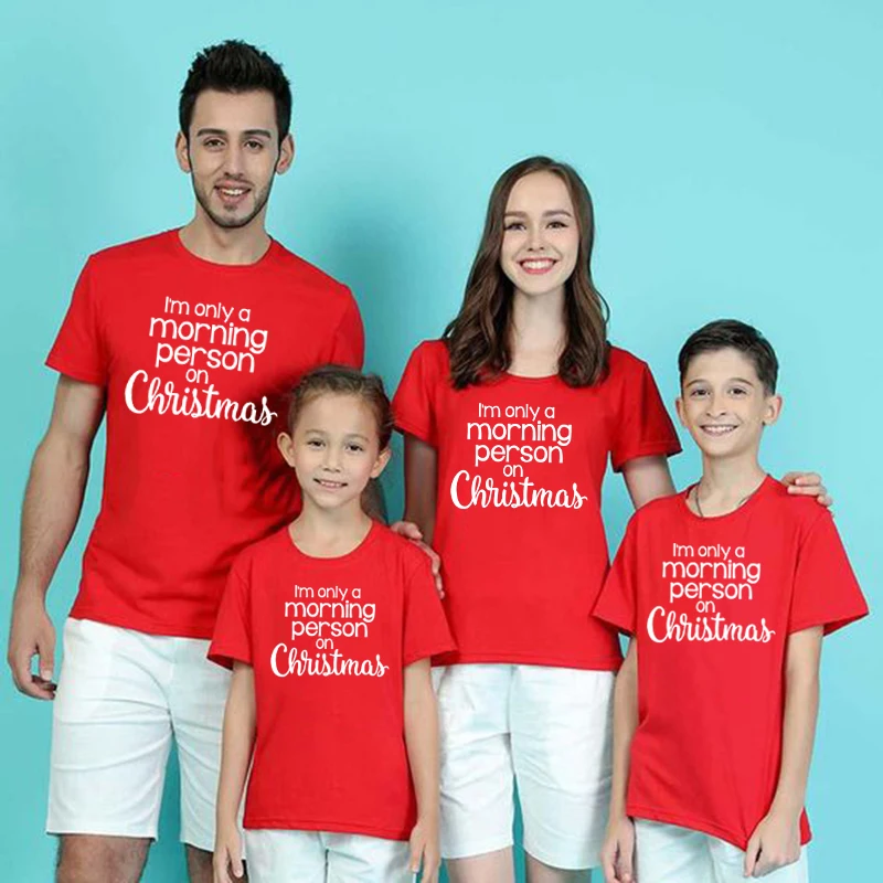 1 pieza de ropa familiar navideña con letras "Soy solo una persona matutina en Navidad", divertida camiseta roja con estampado para mamá, papá y niños