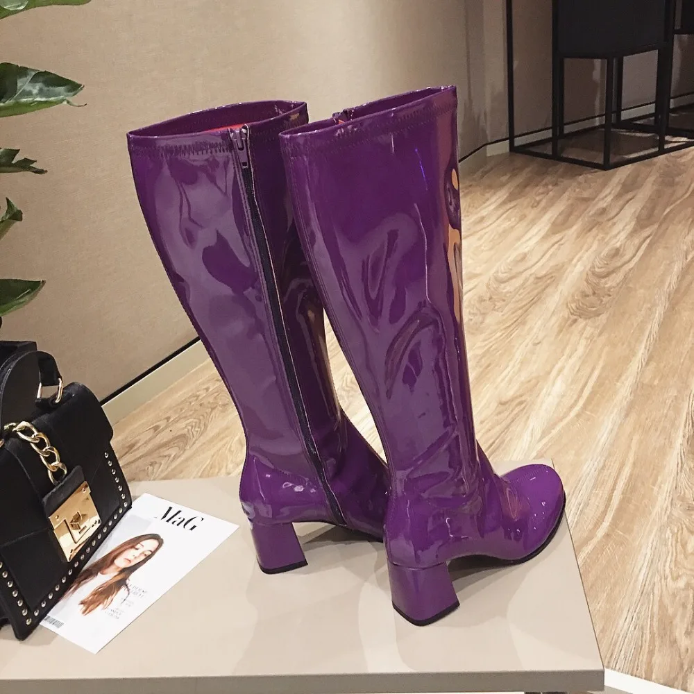 Высокие сапоги на молнии в европейском стиле; пикантные женские ботинки на высоком каблуке; Модные фиолетовые сапоги из лакированной кожи «Челси» В рыцарском стиле; Цвет Синий