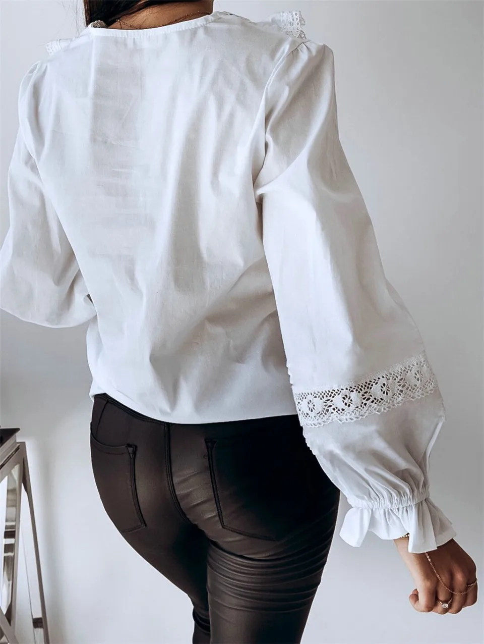 Элегантные женские осенние Рубашки в стиле пэчворк с кружевными оборками, с v-образным вырезом, с длинными рукавами, однотонные Модные женские повседневные рубашки