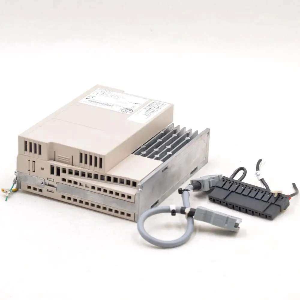 

Japan YASKAWA SGDV-R90AE1A002000 100W servo driver