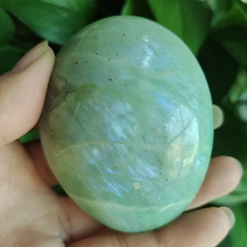 

NaturalThe green color labradorite stone crystal palm stones plaything healing crystals and home decoration