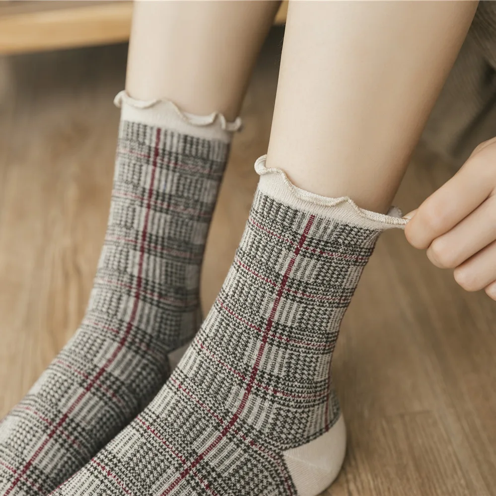

Japanese autumn and winter retro square lattice pile of socks cotton tube auricular lace loose edge