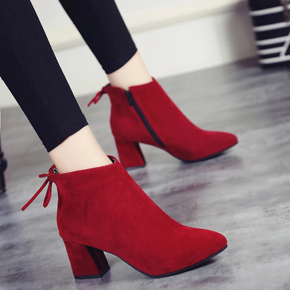 Женские ботильоны с острым носком; классические осенне-зимние ковбойские ботинки из искусственной замши на высоком каблуке; модные вечерние красные ботинки «Челси» на шнуровке