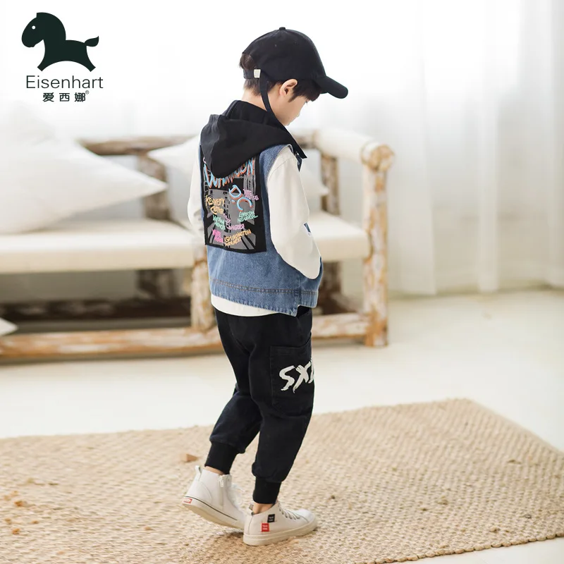 Детский джинсовый жилет для мальчиков; коллекция года; весенняя одежда; стиль; модная верхняя одежда с вышитыми буквами; жилет с капюшоном; пальто