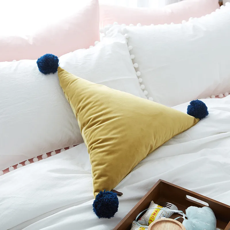 Подушки под углом. Клиновидная подушка аскона. Клиновидная подушка аскона. Прикроватная треугольная подушка. Клиновидная подушка на диван.