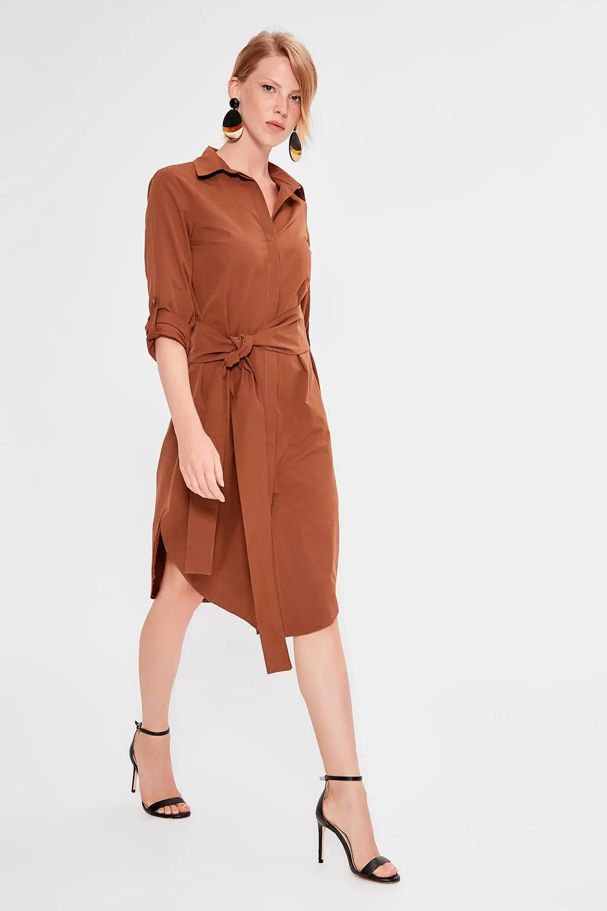 Платье Trendyol с поясом и корицей TWOAW20EL0696