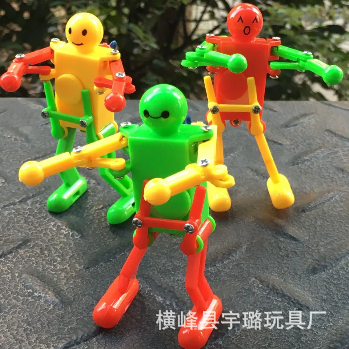 Stall Hot Selling Winding Toy Wind up Robot Spring Robot Torsion Butt Dancing Robot