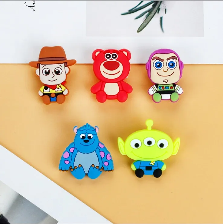 Горячая Распродажа игрушка история Монстры брошь Одежда сумка pin креативный ПВХ древесная клубника значок медведь игрушка для детей