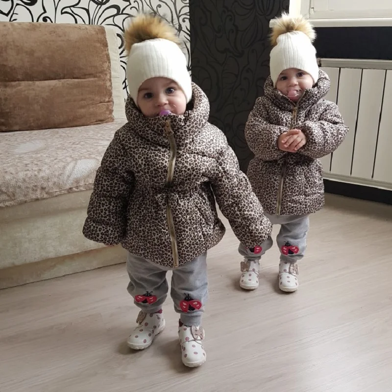 Детские зимние штаны Шапка Вязаная Детская Шапки поддельные енота меховая шапка с помпоном для девочек и мальчиков, капота Шапки