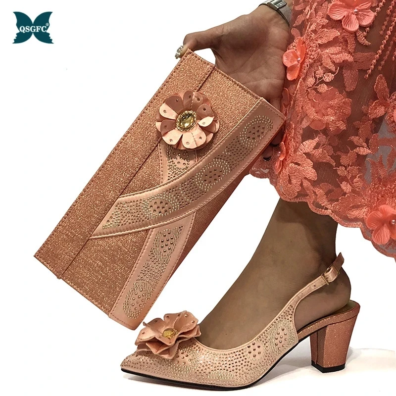 Персиковые туфли в итальянском стиле с подходящими сумками для свадебной