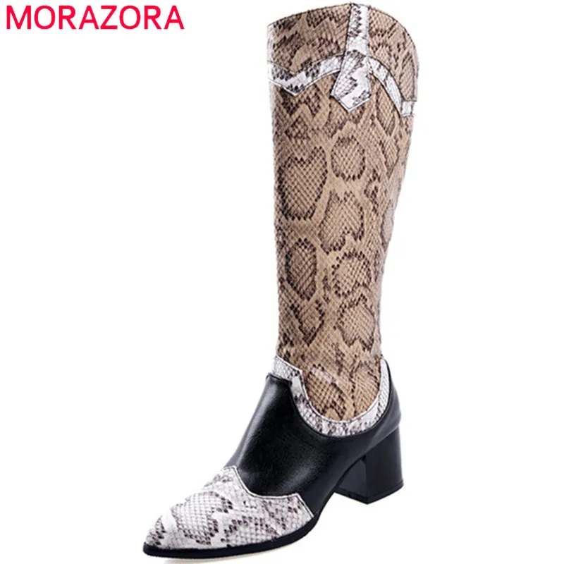MORAZORA/; популярные сапоги до колена; женские ковбойские сапоги со змеиным узором с острым носком; сезон осень-зима; Разноцветные модные вечерние женские туфли для выпускного