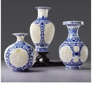 

CLASSIC CERAMICS BLUE AND WHITE PORCELAIN VASES ORNAMENTS HOLLOW CRAFTS VINTAGE HOME DECORATION STORAGE JAR WITH SOLID WOOD BASE