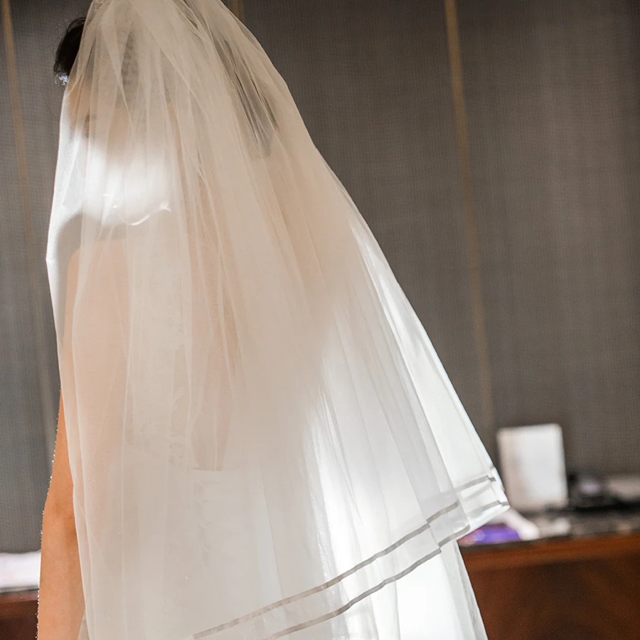 Два слоя средней длины Простой Жесткий Тюль Свадебные фаты для невест с снег трикотажной каймой; аксессуары для свадебного платья с металлическая расческа