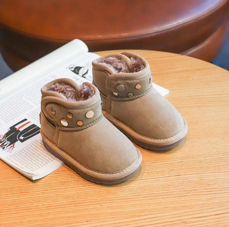 Брендовые Зимние теплые плюшевые ботинки для маленьких девочек; модные кожаные ботинки с заклепками для мальчиков и девочек; кроссовки