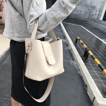 

2020 new Korean casual shoulder messenger bag women's cute fashion messenger bag ladies