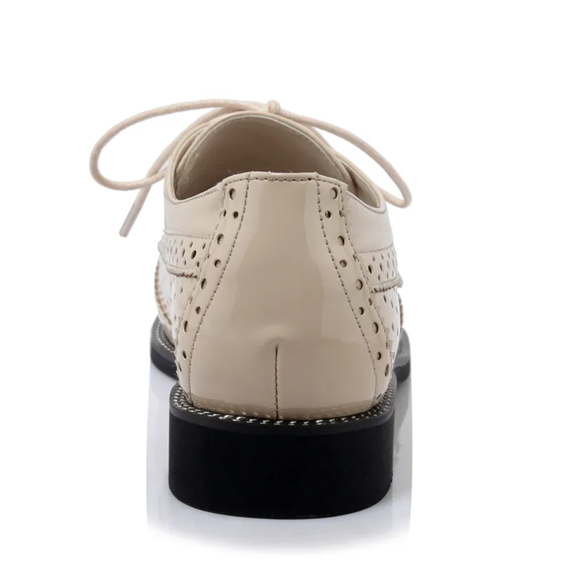 Летние женские лоферы в британском стиле; крутые туфли из лакированной кожи с перфорацией и острым носком на плоской подошве; повседневные офисные туфли на шнуровке; женские броги в винтажном стиле
