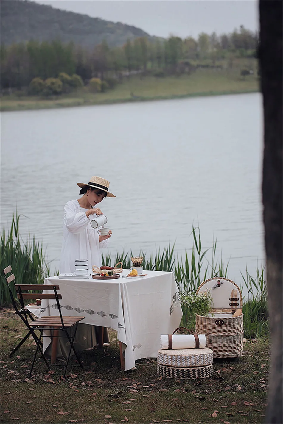 Rattan Trolley Picnic Basket Natural Wicker Weaving Lunch Baskets Wheels Family Outing Trip Picnic Bento Storage High Capacity