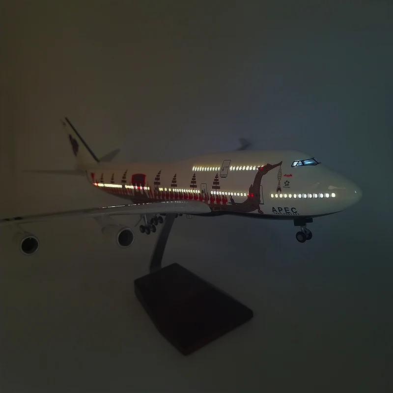 1/150 масштаб 47 см Таиланд авиакомпания Дракон лодка самолет Boeing B747 самолет тайская Модель W свет и колесо литья под давлением пластиковые смолы дети - Цвет: with light