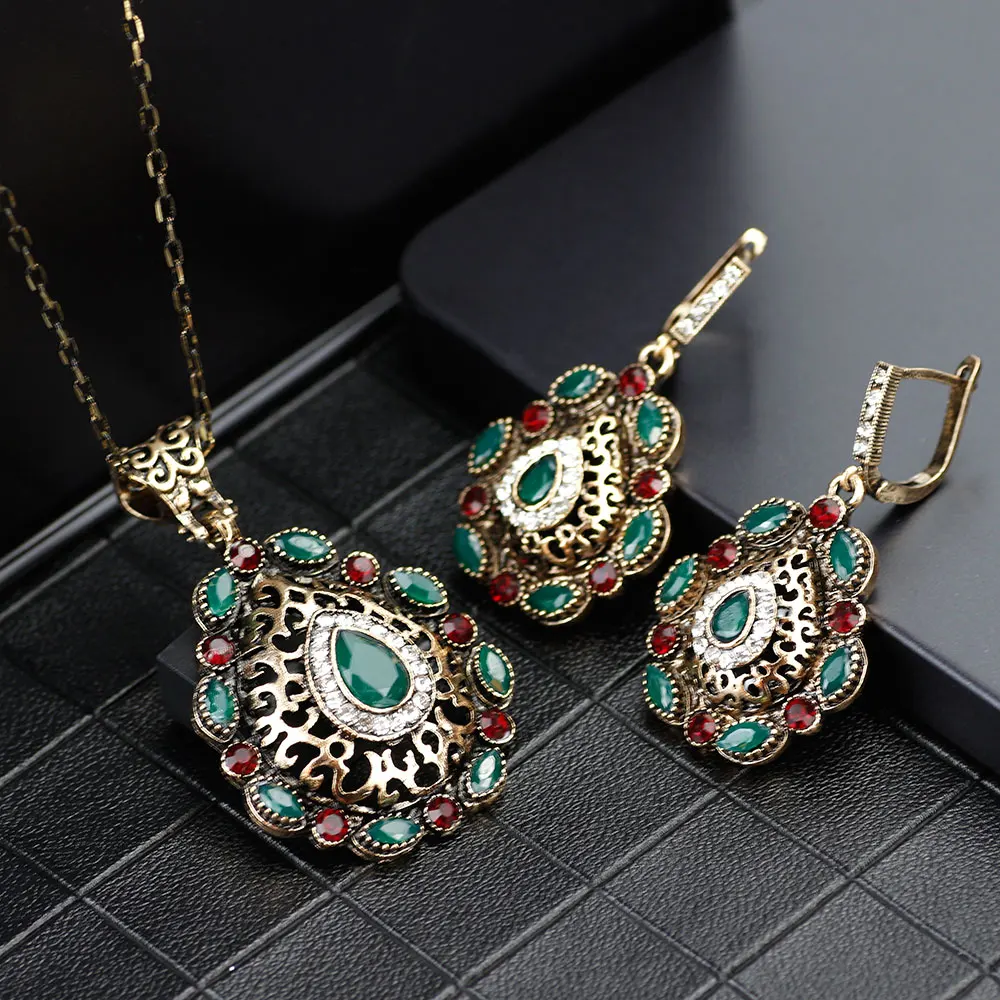 Terrific & Kristal Set Anting-anting 3 Terrific & Kristal Set Anting-anting 3