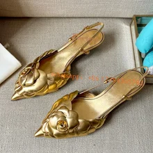Sandalo con tacco a punta in oro con tacco a forma di gattino donna estate Design di lusso in vera pelle fiore pompa abito in pelle di montone scarpe con cinturino