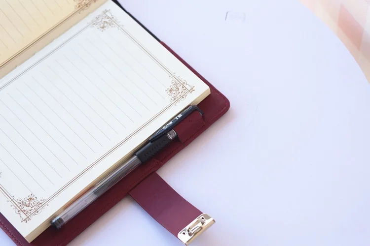 

4 Colors Blank Paper Notebook With Lock Sketchbook Notepad Gift Office School Supplies Retro Red Rose Leather Journal Diary