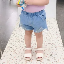 Джинсовые шорты для девочек Новинка года, стильная детская летняя одежда в западном стиле с дырками в Корейском стиле тонкая верхняя одежда универсальная одежда для маленьких девочек