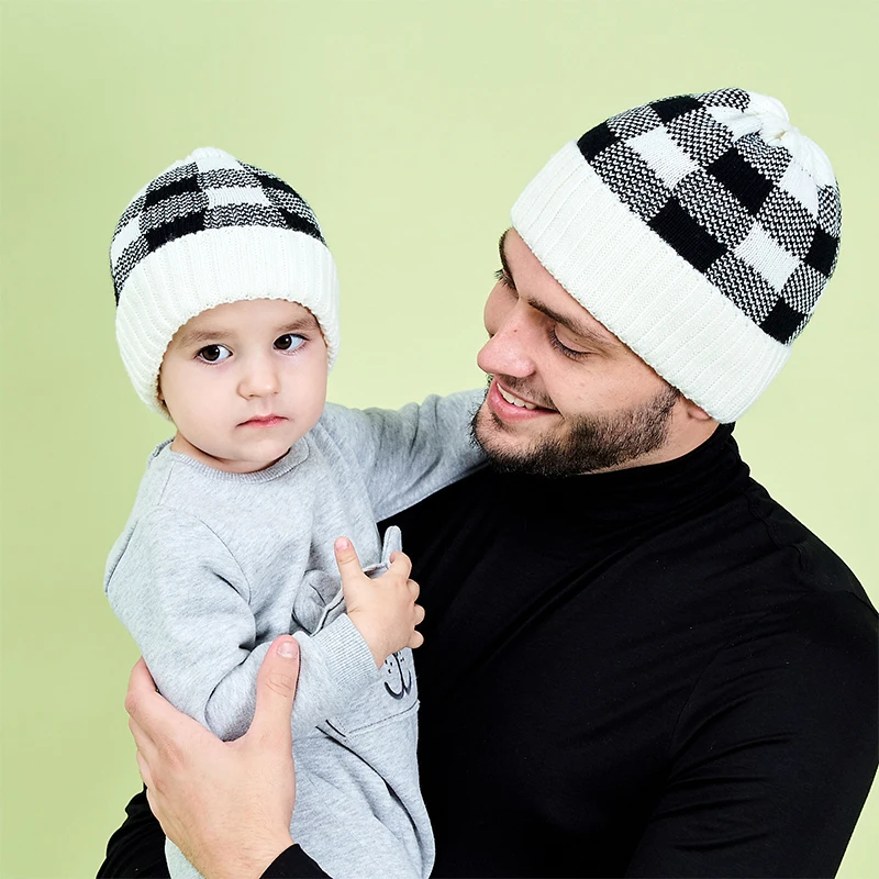 

2Pcs Winter Sweater Knitted Parent-Child Hat Mother Father And Baby Plaid Printed Warm Beanie Hats Outdoor Soft Trendy Cap