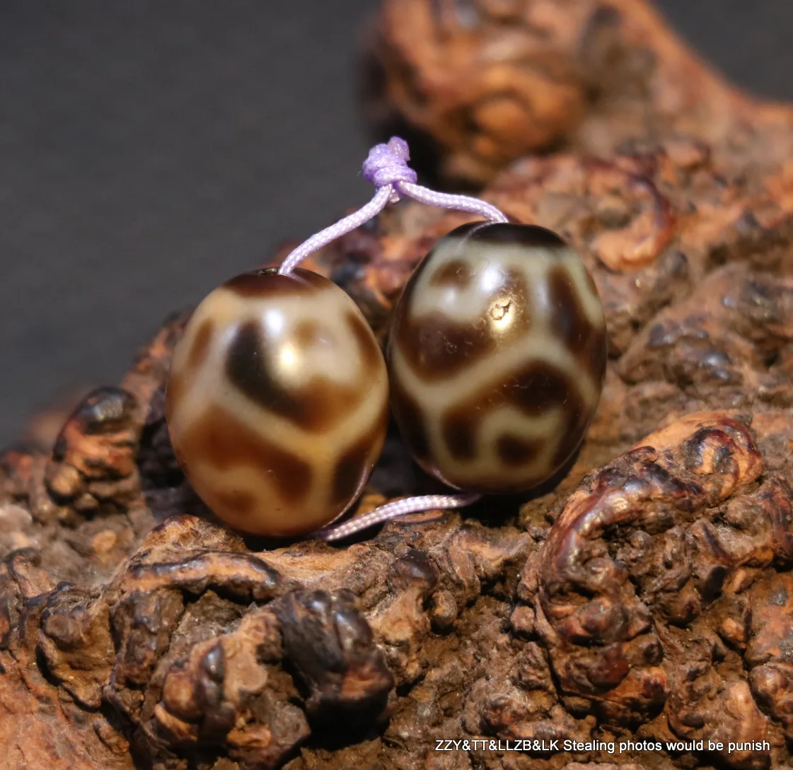 

A Pair Tibetan Old Agate Ivory Color Lotus Base Longevity Daluo dZi Bead Amulet Talisman Treasure