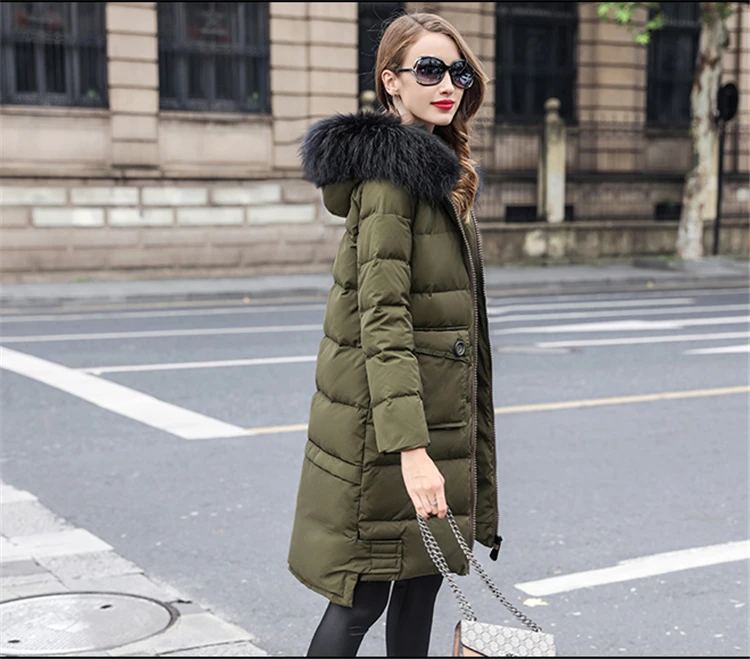 Army green Длинная куртка-пуховик с воротником из меха енота, утолщенные пальто для женщин, модная темпераментная теплая женская одежда средней длины с капюшоном и карманами - Цвет: Army green