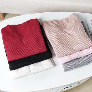 سترة نسائية جديدة لخريف وشتاء 2025 سترة ضيقة أنيقة برقبة على شكل حرف v بلوفرات نسائية محبوكة بأكمام طويلة قطع علوية دافئة أساسية باللون الأسود