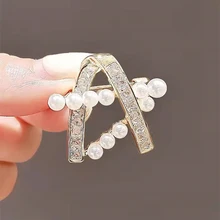 

Ladies Brooch Simple With Pen A Letter Inlaid Zircon White Imitation Pearl Brooch Brooch Fashion Girl Shirt Accessories Hot