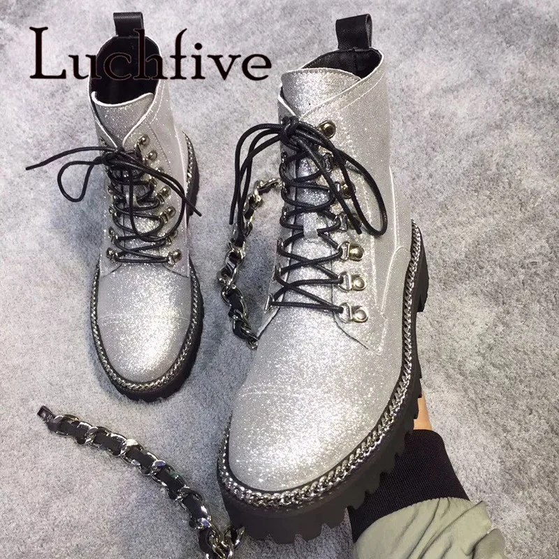 Армейские ботинки с украшением в виде цепочки; блестящие черные кожаные ботинки на толстой платформе в байкерском стиле; ботильоны; зимняя женская обувь
