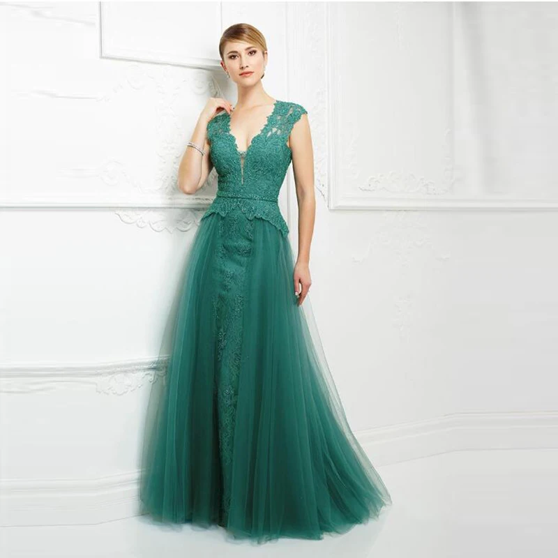 

2022 Latest Gorgeous Green Lace Mother of the Bride Dresses Cap Sleeve Plunge V Neck Party Gowns With Peplum Cut Out Back