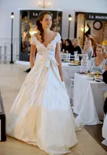 

2019 Sexy Short Sleeves V Neck Lace Top Taffeta A line Ivory Wedding Dresses vestido de noiva Bridal Gowns dress With Ribbons