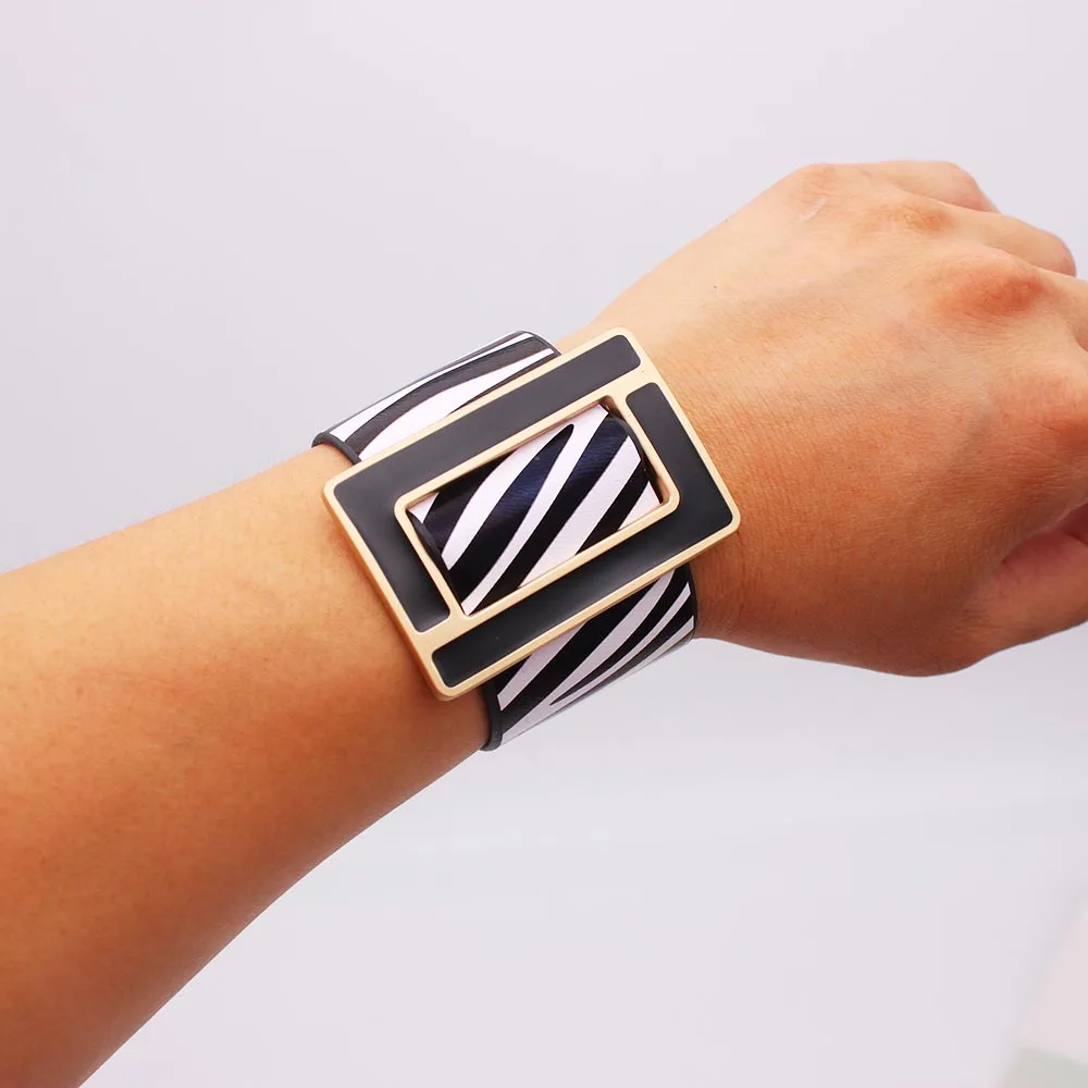 Fashion Brindle Wide Leather Bracelet for Women Black White Geometric Metal Bracelet Wrap Charm Jewelry Femme Gift