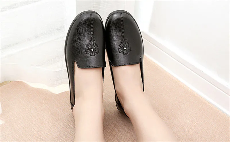 YAERNINew autumn pu leather women moccasins flat shoes embroidered moms flat shoes ballerina shoes casual shallow boat soft shoe